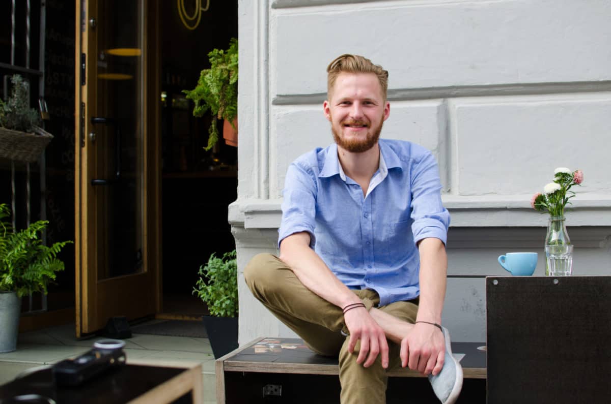 Marcin Wojciak crafting coffee