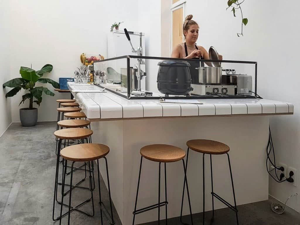 MOK, Brussels, Bar seating, barista