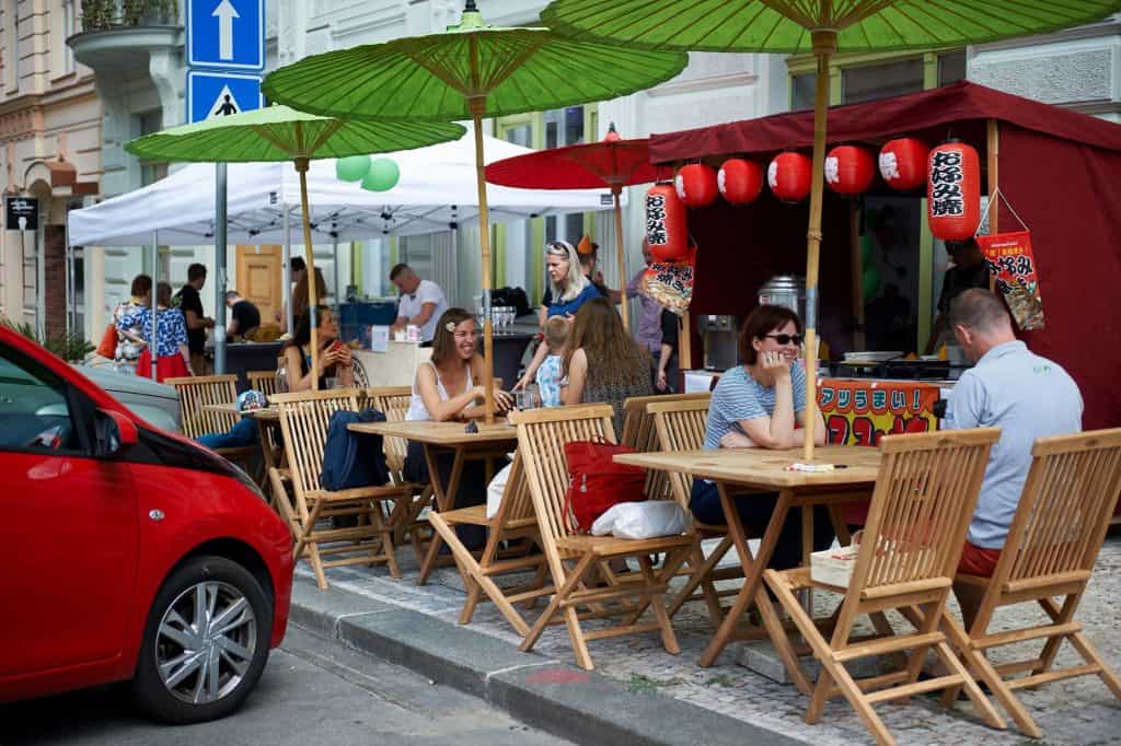 outdoor seating at Momoichi