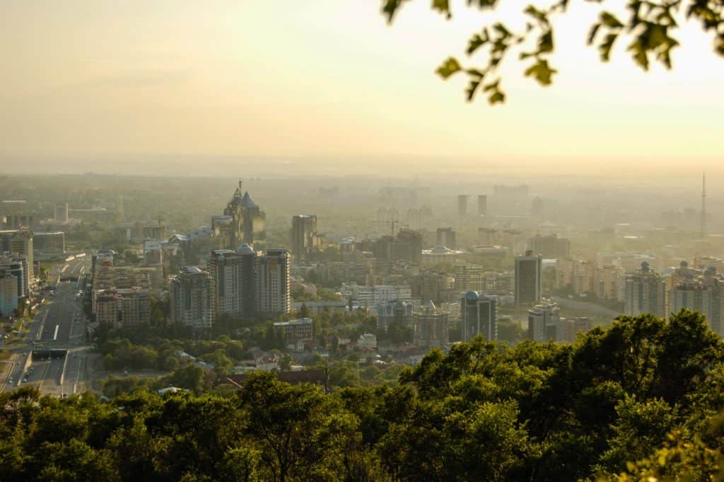 Almaty, Kazachstan. Photo by Alexander Serzhantov on Unsplash